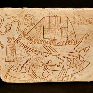 Può includere: Una tavoletta di argilla con un'immagine incisa di una barca con un serpente a prua. La barca ha un ponte rialzato ed è piena di persone. La tavoletta è un manufatto storico dell'antica Mesopotamia.