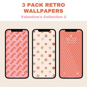 Könnte beinhalten: Drei Retro-Handy-Hintergründe zum Valentinstag. Der erste Hintergrund hat einen rosa Hintergrund mit dem Wort "love", das in einer Retro-Schrift wiederholt wird. Der zweite Hintergrund hat einen weißen Hintergrund mit einem Gittermuster, rosa Herzen und gelben Blumen. Der dritte Hintergrund hat ein rosa-weißes Karomuster.