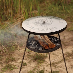 Custom Campfire Iron Skillet with Tripod – Personalized BBQ Pan Set – Outdoor Cooking Gift – Fire Grilling Set with Stand & Lid