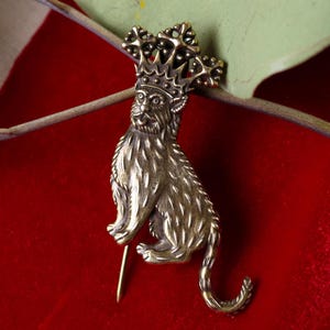Crowned Cat Heraldry Badge  – Medieval Renaissance Brooch, Noble Beast Hat pin