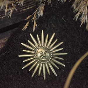 Brosch med Grim Sun – Medeltida pilgrimsmärke