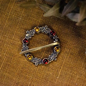 Fibel mit sechs Cabochons