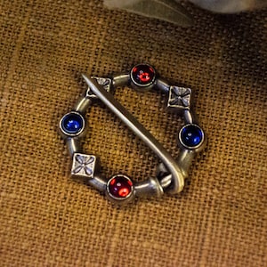Fibel mit vier Cabochons