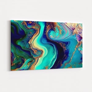 Op de afbeelding: Abstracte kunstprint met draaiende blauwe, groene en gouden verf. De kleuren mengen samen om een uniek en opvallend ontwerp te creëren.