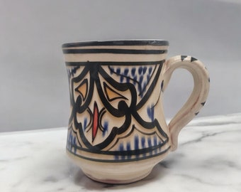 Mug en céramique marocaine artisanale décoré de motifs berbères parfait pour le thé et le café à la menthe ainsi que pour la décoration