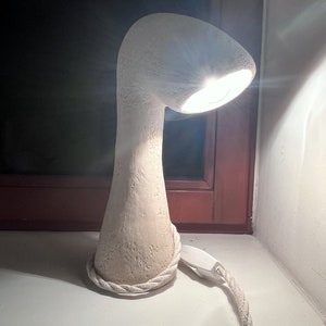 Lámpara de mesa de cerámica escultural hecha a mano: lámpara de gres texturizado, diseño único de Judit Pöntör