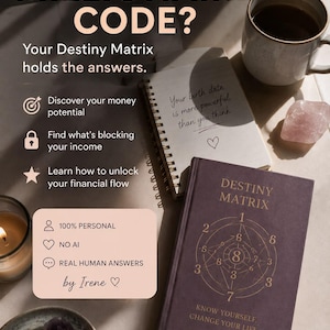 Könnte beinhalten: Ein dunkelviolettes Buch mit dem Titel DESTINY MATRIX und einem geometrischen Diagramm auf dem Einband, neben einem Spiralnotizbuch mit dem Text Your birth date is more powerful than you think, einer Kaffeetasse, einer Kerze und Kristallen.