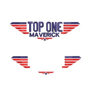 Puede incluir: Diseño bordado con el texto "TOP ONE MAVERICK" en azul marino, con detalles de alas rojas y blancas. El diseño incluye un emblema de estrella, probablemente para ropa o parches.