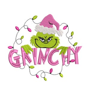 Puede incluir: Diseño de bordado navideño con temática de Grinch con un Grinch verde con un gorro de Papá Noel rosa asomándose sobre la palabra "Grinchy" en letras rosas rodeada de una cadena de luces rosas y verdes.