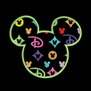Puede incluir: Contorno verde de las orejas de Mickey Mouse sobre un fondo negro relleno con un patrón de cabezas de Mickey Mouse de colores, estrellas y el logotipo de Disney.