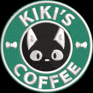 K&ouml;nnte beinhalten: Gestickter Aufn&auml;her mit einem schwarzen Katzendesign und wei&szlig;en Details, eingebettet in einen gr&uuml;nen Kreis. Der Text "KIKI'S COFFEE" ist wei&szlig; gestickt, mit Fliegenmotiv. Der Hintergrund ist schwarz.