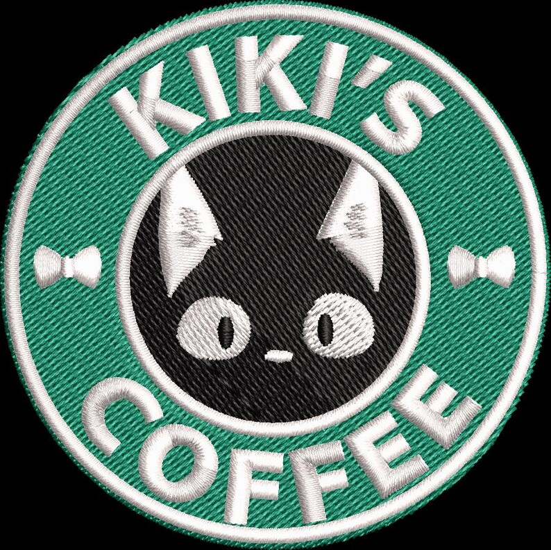 K&ouml;nnte beinhalten: Gestickter Aufn&auml;her mit einem schwarzen Katzendesign und wei&szlig;en Details, eingebettet in einen gr&uuml;nen Kreis. Der Text "KIKI'S COFFEE" ist wei&szlig; gestickt, mit Fliegenmotiv. Der Hintergrund ist schwarz.