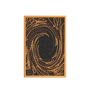 Puede incluir: Un parche bordado negro y dorado con un diseño de espiral. El parche es rectangular y tiene un borde dorado.