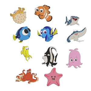 Puede incluir: Parches bordados con varios personajes de peces de dibujos animados en colores vibrantes. Incluye un pez globo, un pez a rayas naranja y blanco, un pez azul con un ojo grande, un pez azul con aletas amarillas, un tiburón ballena, una raya, un pez amarillo, un pez blanco y negro, un pulpo rosa, un pulpo naranja y una estrella de mar rosa.