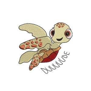 Pode incluir: Design bordado de uma tartaruga marinha de desenho animado com corpo amarelo claro, manchas marrons e uma carapaça vermelha. A tartaruga tem olhos grandes e um rosto sorridente. A palavra "DUUUUDE" está escrita em itálico preto.
