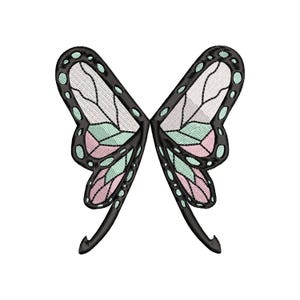 Peut inclure: Ailes de papillon brodées en noir, blanc, rose et vert menthe. Les ailes sont symétriques, avec un motif de point détaillé et une forme incurvée et pointue. Le motif est sur fond blanc.