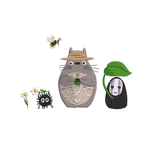 Könnte beinhalten: Gesticktes Design mit Figuren aus einem beliebten Zeichentrickfilm. Das Design umfasst ein graues, bärenähnliches Wesen mit Hut, eine schwarze Figur mit weißer Maske, eine Biene, einen schwarzen Rußgeist und Gänseblümchen.