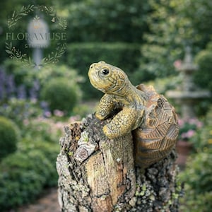 Puede incluir: Una detallada escultura de tortuga de resina con caparazón texturizado y detalles. La tortuga está posada en un tocón de árbol desgastado, con un fondo de jardín borroso. La escultura tiene una paleta de colores naturalistas de verdes y marrones.