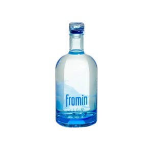 Puede incluir: Una botella de vidrio transparente con un tono azul en la base y una tapa azul. El frente de la botella presenta el texto azul "fromin" impreso en una fuente sans-serif, seguido del texto cursivo más pequeño "water for long life".
