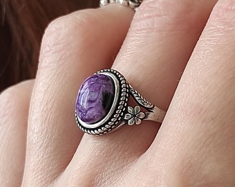 Anello Charoite retrò in argento. Anello Charoite in argento massiccio 925. Anello con pietra preziosa viola. Fascia floreale ovale in argento sterling 925. Anello di fiori ornati