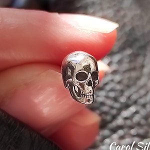 Sterling Silber Totenkopf Ohrstecker | Geschnitzte Gothic Ohrringe | Unisex Totenkopf Schmuck | Handgemachte solide Silber Charme