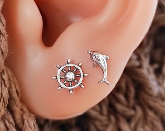 Orecchini timone d'argento, orecchini nautici complementari, orecchini timone e delfino, orecchini vibrazioni marine, gioielli oceanici in argento sterling