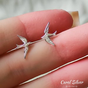 Orecchini a forma di uccello rondine. Borchie in argento sterling 925. Gioielli minimalisti ipoallergenici per amanti degli animali. Regalo ideale per ragazze.