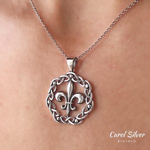 Pendentif fleur de lys · Médaille héraldique française · Bijou médiéval fleur de lys · Saint Jaqcques Bijoux