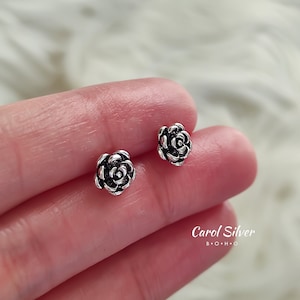 Orecchini Sterling Bloom, orecchini a forma di fiore di camelia, orecchini a forma di fiore intagliato in argento massiccio, orecchini a bottone con fiore unici, orecchini a bocciolo di fiore, chic unico