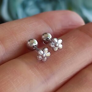 Boucles d'oreilles fleur en argent · Cadeau floral pour fille · Puces d'oreilles fleuries minimalistes · Bijoux minimalistes