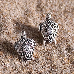 Orecchini tartaruga, orecchini a bottone tartaruga mandala in argento, orecchini tartaruga in filigrana in argento sterling 925, orecchini tartaruga tropicale, orecchini boho carini