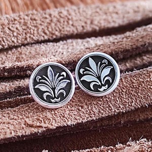 Borchie a forma di fiore di giglio in argento. Bellissimi gioielli in rilievo. Orecchino ornamentale a forma di loto. Fiore di filigrana di giglio. Vintage. Boho. Retro. Argento 925 ossidato