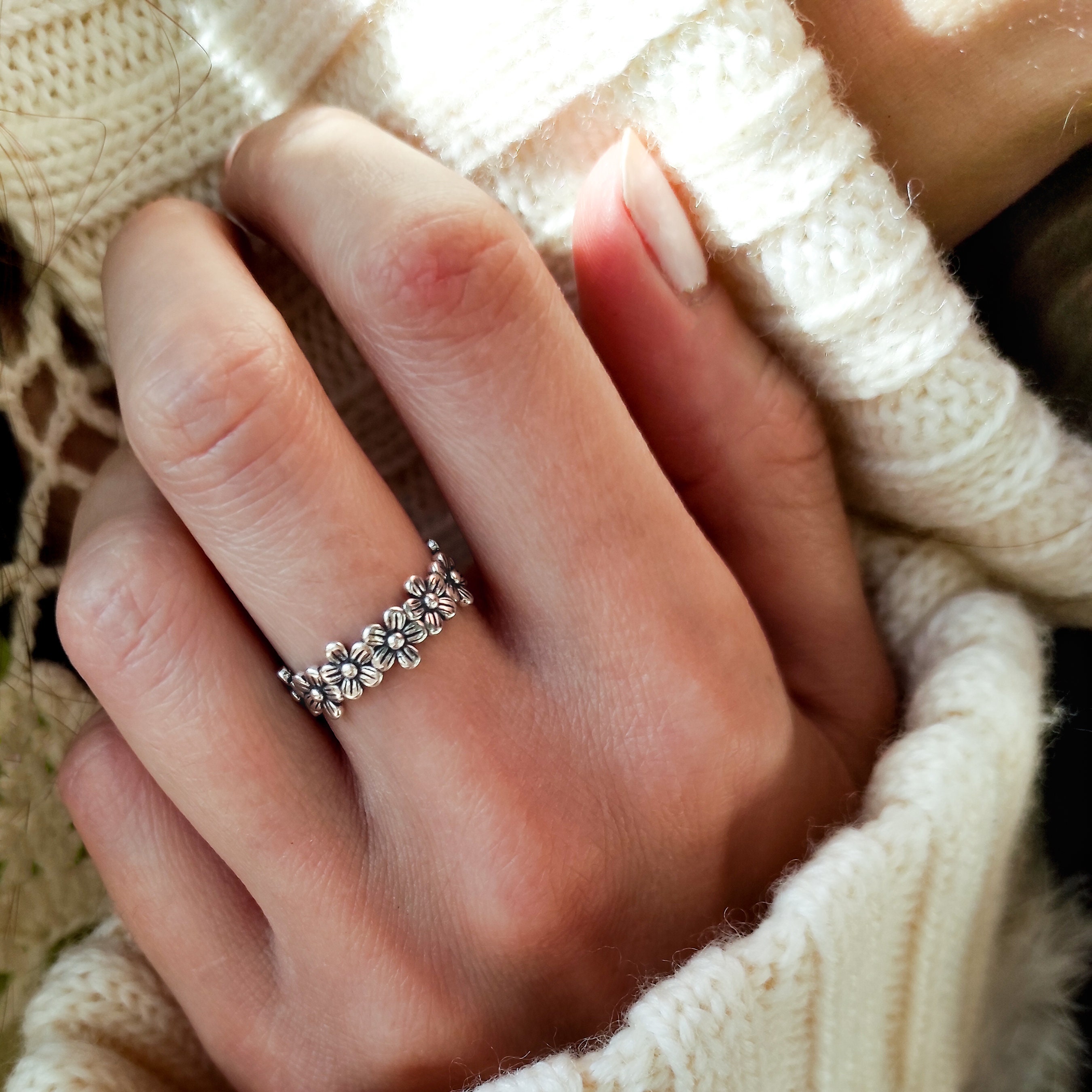 Sterling Silver Daisy Ring. Floral Band Ring for Women. Boho Flower Jewelry. 925 Silver Stacking Ring. Nature Inspired Gift