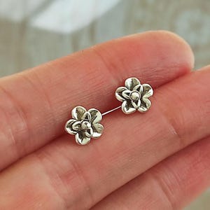 Orecchini a forma di fiore, borchie in argento sterling, bouquet di fiori, boho, floreali, intagliati a mano, argento massiccio.