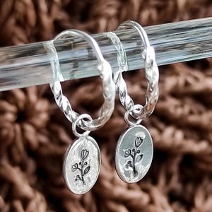 925 Silber Gedrehte Creolen, Florale Huggie Ohrringe, kleine Creolen mit Baumelnder Oval Vintage Blume, Gedrehte Schläfer Ohrringe mit Anhänger