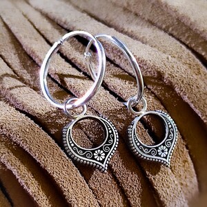 Orecchini a cerchio in argento sterling arabesco, orecchini creoli floreali boho vintage, orecchini a cerchio pendenti etnici fatti a mano, gioielli intagliati e decorati per donna.