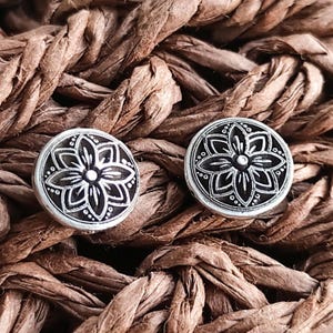 Orecchini Mandala rotondi in argento. Bellissimi gioielli in rilievo. Orecchini a rosetta ornamentali. Fiore in filigrana arabesco. Vintage. Boho. Retro.