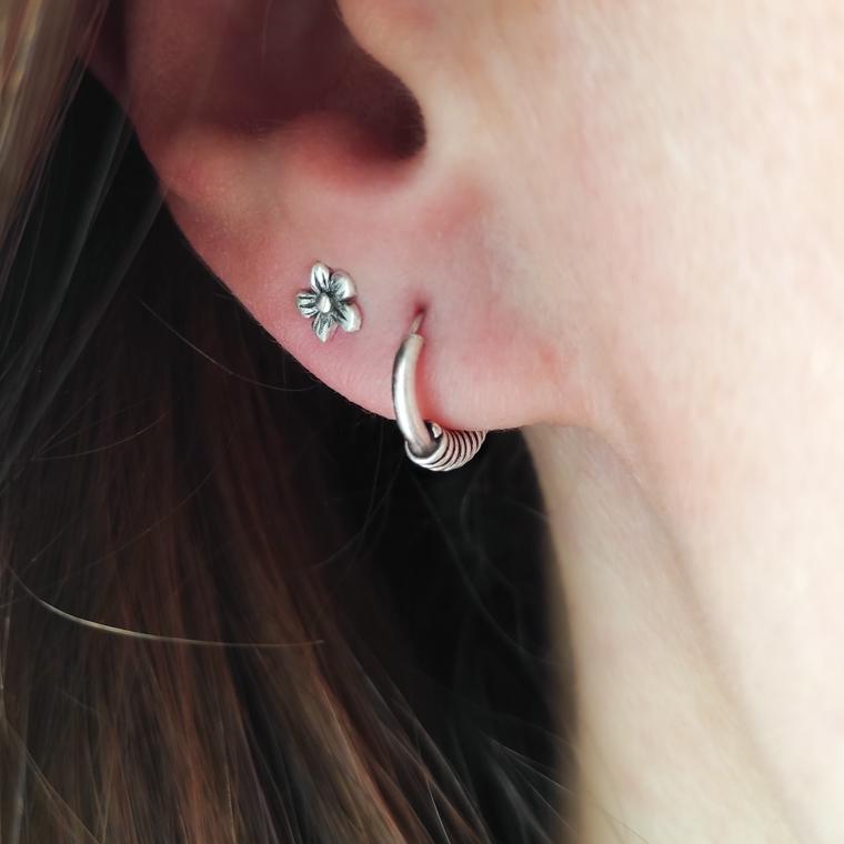 Orecchini a cerchio in argento Bali · Piccoli cerchi con perline (10 mm) - Italia