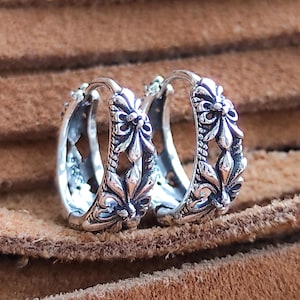 Orecchini Fleur de Lis vintage in argento retrò, orecchini a cerchio in argento sterling 925 Boho Chic, orecchini a cerchio creolo in filigrana, gioiello araldico con fiore di giglio francese.