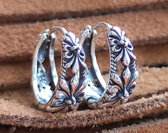 Pendientes Plata de Ley 925 Flor de Lis | Aros Estilo Gótico Vintage para Mujer | Joyas Artesanales Medievales con Cierre Clic | Baroque