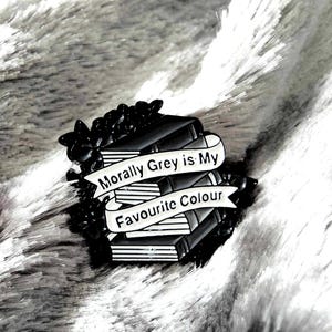 Pin de esmalte personalizável e personalizável para presente - Morally Grey is My Favourite Colour - cartão e mensagem personalizados - presente - leitor