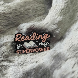 Broche de esmalte literário - Ler é meu superpoder - cartão e mensagem personalizados - presente - leitor