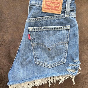 Talla 25 - Levi's Denim Shorts, shorts de jean, corte recto, cintura alta, shorts para mujer