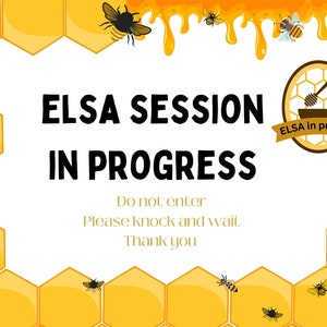 Può includere: Un cartello giallo e marrone con un motivo a nido d'ape e api. Il cartello recita "SESSIONE ELSA IN CORSO" e "Non entrare, Per favore, bussa e aspetta, Grazie". C'è una piccola icona marrone con un motivo a nido d'ape e una ciotola di miele con un mestolo di miele. L'icona dice "ELSA in corso".