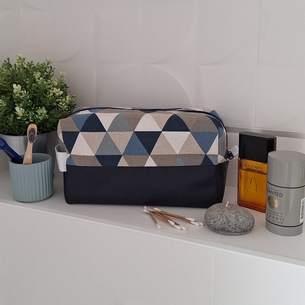 Trousse de toilette homme simili cuir bleu marine et tissu coton triangles, kit voyage, fait main en France, cadeau pour homme