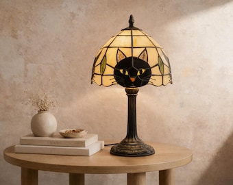 Lámpara de mesa vintage con diseño de gato negro en vitral, estilo Tiffany, un regalo acogedor para amantes de los gatos.
