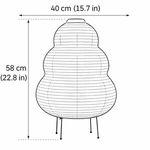 Puede incluir: Dibujo lineal de una l&aacute;mpara decorativa con una forma &uacute;nica y en capas. La l&aacute;mpara mide 58 cm de alto y 40 cm de ancho. Tiene una serie de l&iacute;neas horizontales y se apoya en tres patas finas.