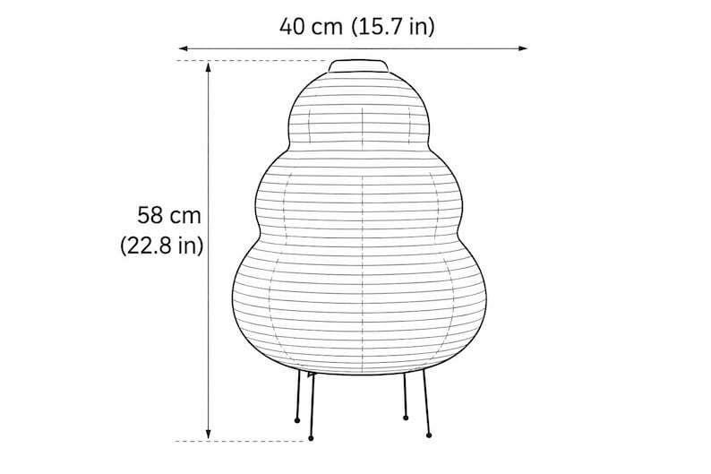 Puede incluir: Dibujo lineal de una l&aacute;mpara decorativa con una forma &uacute;nica y en capas. La l&aacute;mpara mide 58 cm de alto y 40 cm de ancho. Tiene una serie de l&iacute;neas horizontales y se apoya en tres patas finas.