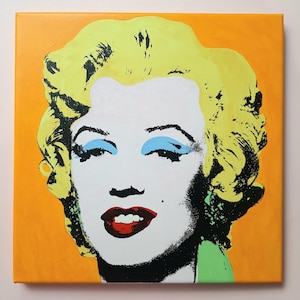 Puede incluir: Una pintura de estilo pop art de Marilyn Monroe con cabello amarillo, sombra de ojos azul y labios rojos sobre un fondo naranja.