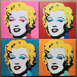 Puede incluir: Cuatro lienzos cuadrados con una imagen de estilo pop art de Marilyn Monroe. Cada lienzo presenta un color de fondo diferente: rosa, rojo, azul y naranja. La imagen de Marilyn Monroe es la misma en cada lienzo, pero los colores de su maquillaje y su cabello son diferentes.